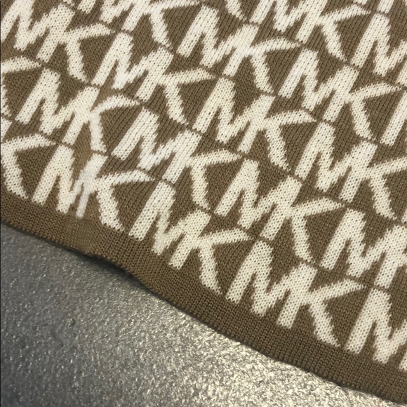 Beautiful Michael Kors Scarf - Picture 5 of 5